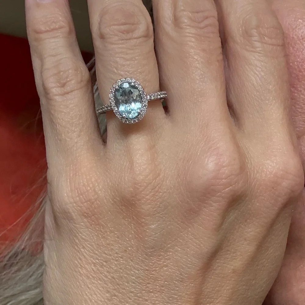Gorgeous Oval Diamond Halo Ring with Aquamarine Gemstone. - Picture 5 of 6